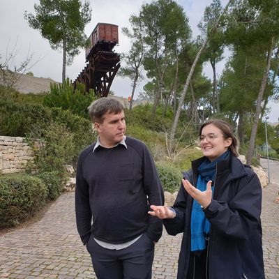 Kompetente F�hrung in Jerusalem: Die gerade erst 19-j�hrige Oranienburgerin Hanna Safarov f�hrt den B�rgermeister durch die israelische Holocaust-Gedenkst�tte �Yad Vashem�, wo sie gerade einen einj�hrigen Freiwilligendienst im Rahmen der �Aktion S�hnezeichen / Friedensdienste� leistet.