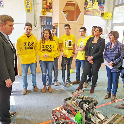 Beeindruckende Demonstration des K�nnens der Robotics-AG in der Isch-Schalom-Highschool: Als Praxisbeispiel werden selbstentwickelte, fahrende Roboter vorgestellt, die behende B�lle einsammeln und zielsicher in Basketballk�rbe werfen.