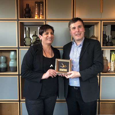 �bergabe der Gastgeschenke: B�rgermeisterin Schoschi Kachlon-Kidor �bergibt Alexander Laesicke eine speziell gepr�gte Medaille zum Zeichen der Freundschaft. Die Taube ist ein Symbol von Frieden und Freundschaft - und auch inoffizielles Wappentier der Stadt Kfar Jona, da "Jona" im Hebr�ischen auch Taube bedeutet.