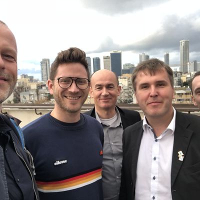 Auch Wirtschaftskontakte standen auf dem Programm: Auf Vermittlung von Philipp Gall (Wirtschaftsjunioren; rechts im Bild) besuchte die Delegation u.a. einen Start-up-Inkubator in Tel Aviv. Israel gilt inzwischen als �Start-up-Nation�. Tomer Weinstein (2. v. links) entf�hrte die G�ste auch auf die beeindruckende Dachterrasse.