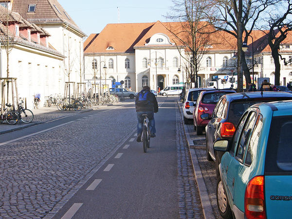 So soll es sein: Freie Fahrt f�r Radfahrer auf den Rad- und Schutzstreifen (hier: in der Willy-Brandt-Stra�e)