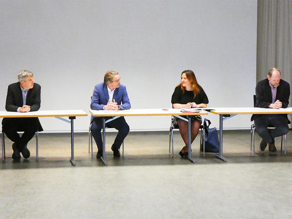 Besuch von Brandenburgs Kulturministerin Manja Sch�le in Oranienburg: B�rgermeister Alexander Laesicke (li.), MdL Bj�rn L�ttmann, die Ministerin und Gedenkst�ttenleiter Dr. Axel Drecoll
