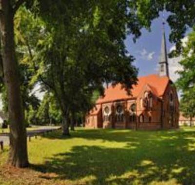 Panorama-Aufnahme von Kirche und Dorfanger