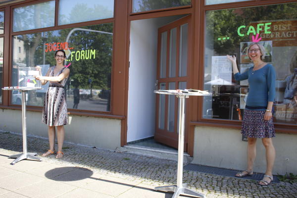 Angela Mattner und Christiane Schulz informierten vor Ort zum Jugendcaf�.