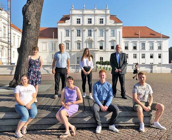 Die neuen Auszubildenden im Ausbildungsjahr 2020 wurden von B�rgermeister Alexander Laesicke und Haupt- und Personalamtschef Mike Wedel begr��t.