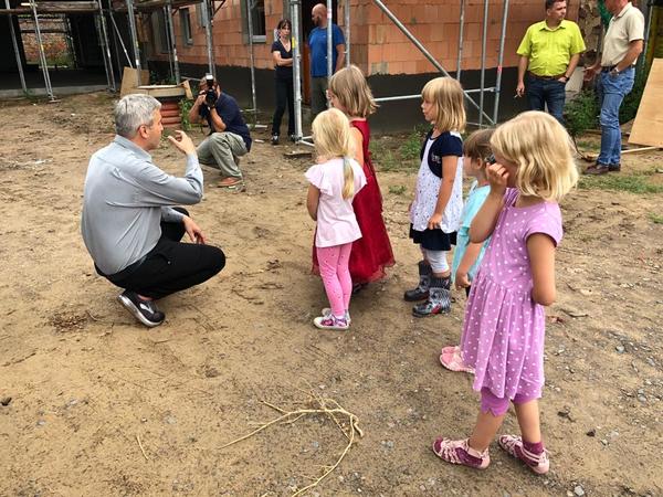 B�rgermeister Alexander Laesicke wurde von den kleinen Strolchen �ber das Kita-Gel�nde gef�hrt.
