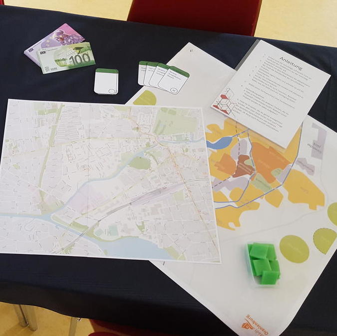 Die Tische waren beim Jugendforum mit Karten, kreativem Gestaltungsmaterial sowie einer dem Budget entsprechenden Menge Oranienburger Spielgeld ausgestattet.