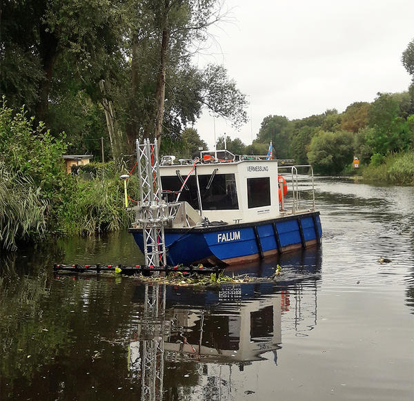 Das Sondier-Boot der vor Ort t�tigen Kampfmittelr�umfirma - mit diesem Boot k�nnen metallische St�rwerte an der Bodenoberfl�che festgestellt werden.
