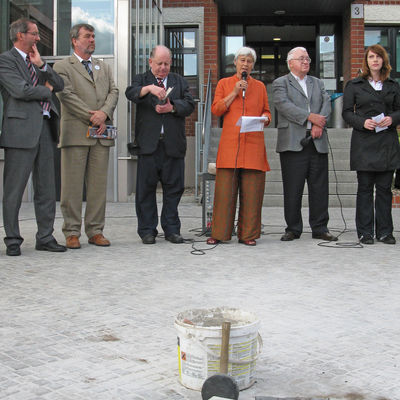 Minette von Krosigk bei einer Stolpersteinverlegung in der Oranienburger Havelstra�e im Jahr 2009. Mit dabei auch Ministerpr�sident Matthias Platzeck und der damalige B�rgermeister Hans-Joachim Laesicke. Sie sollte am 02. Oktober den Oranienburger Ehrenpreis erhalten.