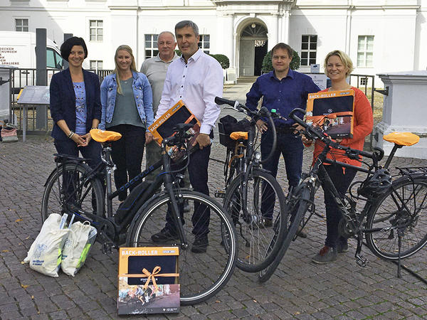 B�rgermeister Alexander Laesicke und Radverkehrsf�rderer Sven Dehler (rechts) bei der Preis�bergabe an die ausgelosten Teilnehmer des diesj�hrigen Stadtradelns.