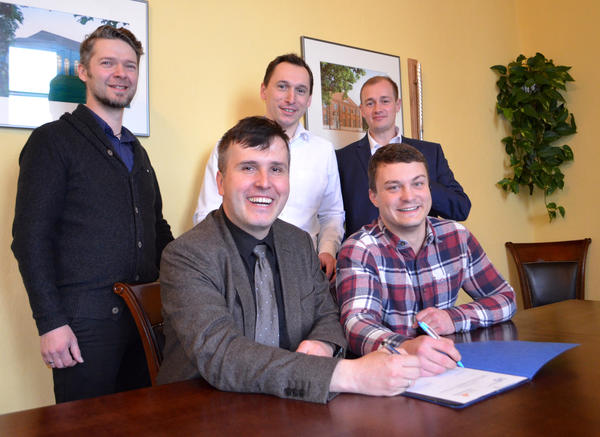 B�rgermeister Alexander Laesicke und WJ-Sprecher Christian Lambeck unterzeichnen die Kooperationsvereinbarung. Mit dabei waren auch die Wirtschaftsjunioren (v.l.) Ren� Tausch, Philipp Gall und Julius Peter.