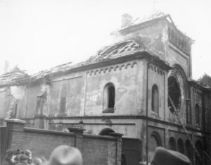 Die orthodoxe Synagoge Ohel Jakob in der M&uuml;nchner Herzog-Rudolf-Stra&szlig;e nach dem Brandanschlag am 9. November 1938 (Bundesarchiv Bild 146-1970-041-46, M&uuml;nchen, zerst&ouml;rte Ohel-Jakob-Synagoge.jpg)