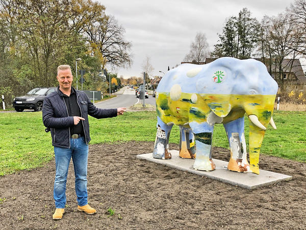�Hammibal� ist wieder da: Mitten im Kreisverkehr Richtung Leegebruch, also am westlichen Ortsein- und -ausgang, steht das Wahrzeichen f�r die Partnerschaft mit der westdeutschen Stadt Hamm. Oranienburgs stellvertretender Stadthofleiter Mario Jilg brachte ihn pers�nlich aus seinem mehrmonatigen Reha-Aufenthalt im Stadthof zur�ck in die �ffentlichkeit.