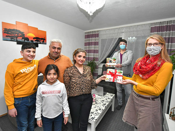 Auch Zakaria Mohammad und Rana Ali haben zusammen mit ihren Kindern mitgekocht und bekamen zum Abschluss das Kochbuch �So schmeckt Heimat� �berreicht.