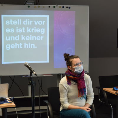 Suzy Bartelt begr&uuml;&szlig;t die Teilnehmer