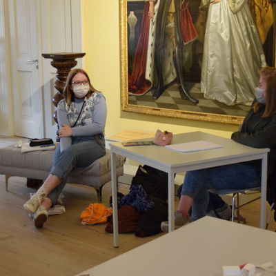 Magdalena und Ren&eacute;e probieren es selbst aus