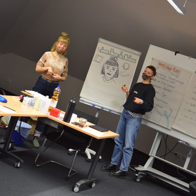 Theresa Humbug und Alma Krawczuk leiten das Cartoon-Modul