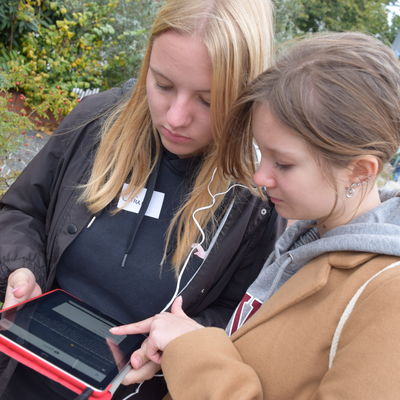 Celina und Celine bei der Actionbound-Rallye