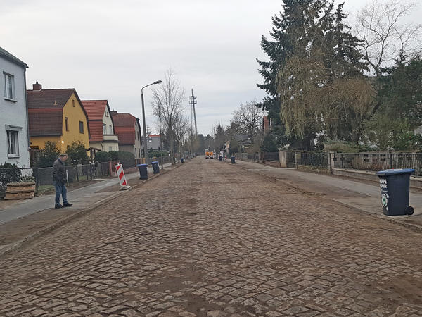 Die Gehwege der Sachsenhausener Idenstra�e wurden umfangreich saniert.