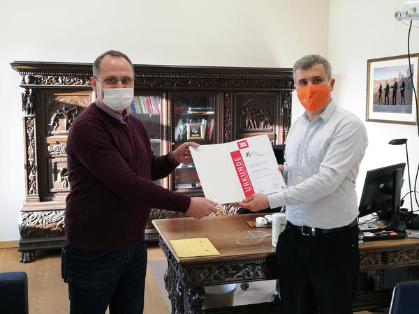 Torsten Martin bei der �bergabe des Ehrenamtspreises des Landkreises durch B�rgermeister Alexander Laesicke. 