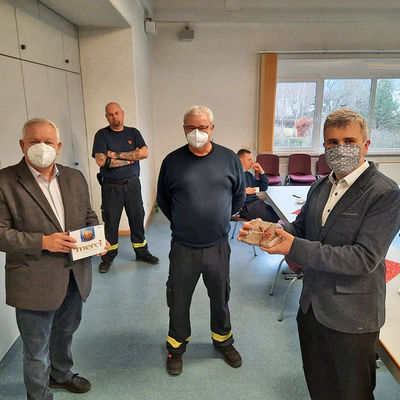 Als Dankesch&ouml;n &uuml;berbrachten B&uuml;rgermeister Alexander Laesicke (rechts) und Stadtverordnetenvorsteher Dirk Blettermann (links) an Heiligabend kleine Pr&auml;sente an Frank Kolberg und seine Einsatzkr&auml;fte der Feuerwehr - stellvertretend auch f&uuml;r all diejenigen, die im Hintergrund lebenswichtige Dienstleistungen aufrechterhalten und uns auch &uuml;ber die Feiertage Sicherheit geben. DANKESCH&Ouml;N!