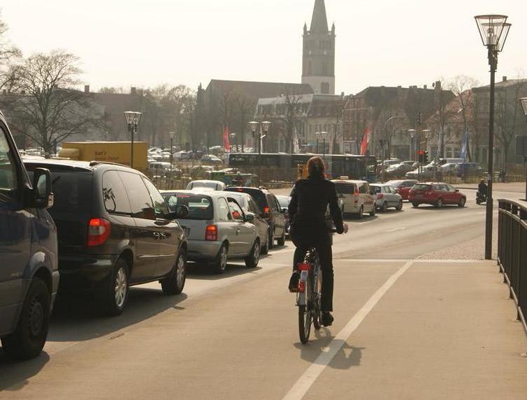Verkehr auf der Schlossbr&uuml;cke