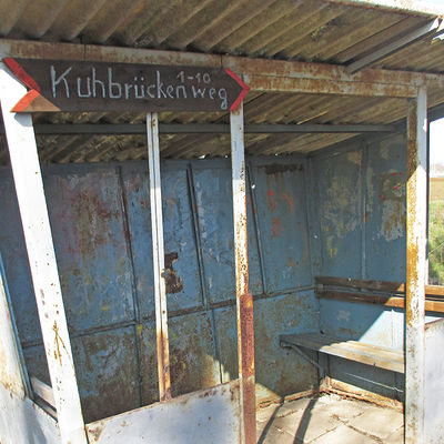 Die m�chtig in die Jahre gekommene Haltestelle im Kuhbr�ckenweg wird komplett zur�ckgebaut.