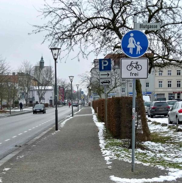 In der Berliner Stra�e darf zwischen Schlossplatz und B�tzower Stadtgraben jetzt auch auf dem Gehweg geradelt werden. Auch die Stra�enfahrbahn darf von Radfahrern genutzt werden.