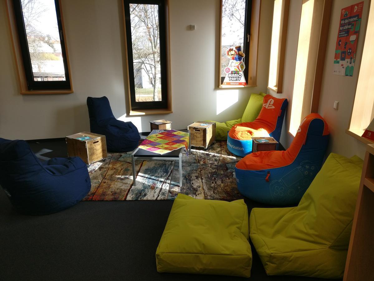 Durch das Jugendbudget konnte eine gem&uuml;tliche Sitzecke im Jugendbereich der Bibliothek eingerichtet werden.