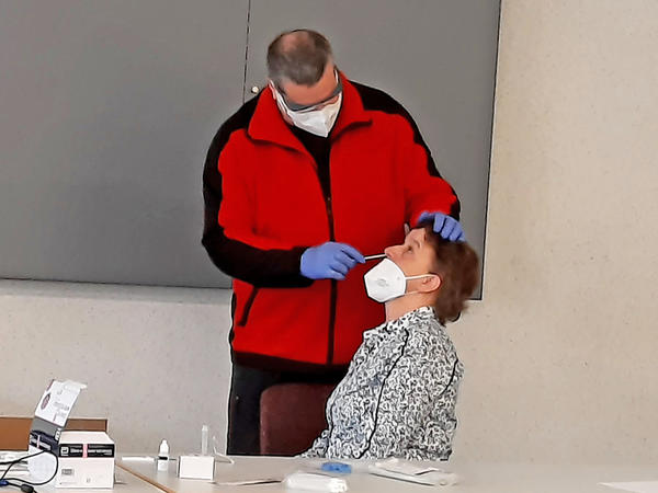 Corona-Schnelltest richtig durchf�hren: Dr. Torsten Reinhold, �rztlicher Leiter beim Rettungsdienst Oberhavel, zeigte Oranienburger Kita-Mitarbeiterinnen und -Mitarbeitern wie es geht.