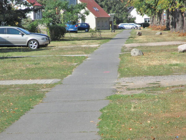 Radfahrvergn�gen kommt auf dem Radweg entlang der Germendorfer Dorfstra�e bislang eher nicht auf. 2021 wird er ausgebaut.