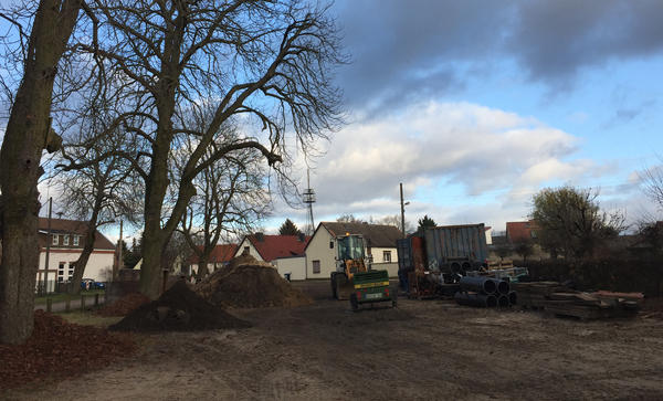 Derzeit eine Baustelle: Auf der freien Fl�che in Wensickendorf entsteht in diesem Jahr ein Spielplatz.