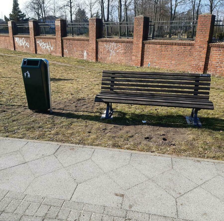 In der Dr.-Kurt-Schumacher-Stra&szlig;e stehen dank des Jugendbudgets nun eine Bank und ein M&uuml;lleimer mehr.