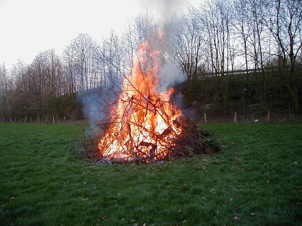 Gro�es Feuer auf freier Fl�che