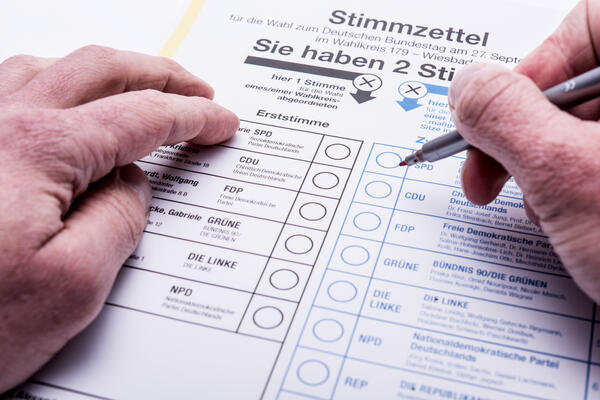 Am 26. September hei�t es wieder: Zwei Kreuze machen. Das erste gilt dem Direktkandidaten, der den eigenen Wahlkreis im Bundestag vertreten soll. Das zweite entscheidet mit dar�ber, welche Partei wie viele Sitze im Bundestag erh�lt.