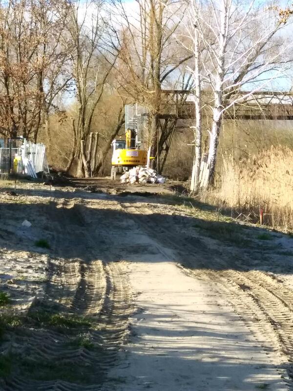 Die Baustelle auf der H�he der Stadtwerke. Die alte Spundwand wurde bereits entfernt.