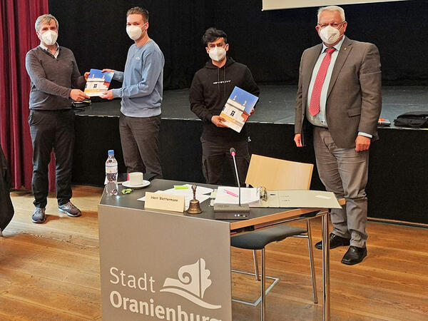 Stellvertretend f�r die �brigen Mitglieder des Jugendbeirates nahmen Yannik Schober (2. v.l.) und Zubair Ahmadi (2. v.r.) auf der Stadtverordnetenversammlung am 12. April 2021 ihre Ernennungsurkunden aus den H�nden von B�rgermeister Alexander Laesicke und Stadtverordnetenvorsteher Dirk Blettermann entgegen.