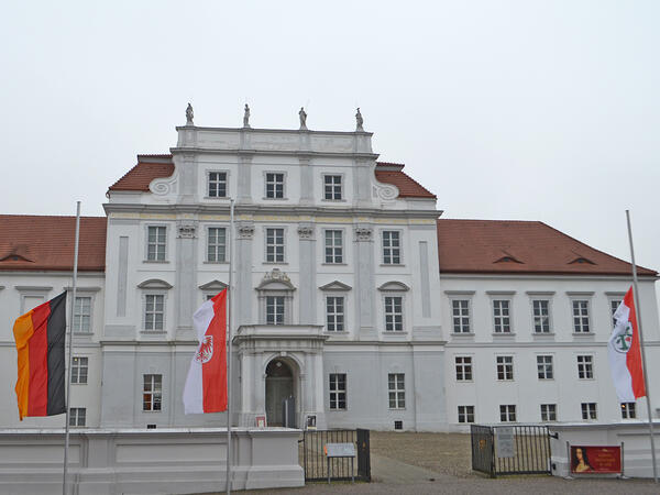 Flaggen vor dem Schloss auf Halbmast.