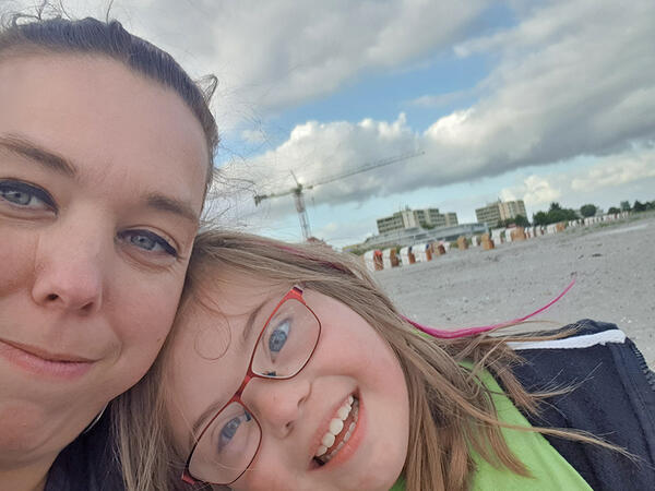Mareike Blume, hier mit ihrer Tochter Nora, gr�ndete den Verein Gl�xritter f�r Eltern von Kindern mit Down-Syndrom.