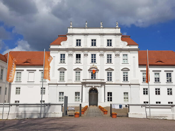 Bereits zum zweiten Mal in Folge kann wegen der Corona-Pandemie das traditionelle �Orangefest� nicht gefeiert werden - doch geschm�ckt ist das Schloss trotzdem.