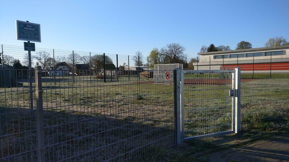 Damit Tiere keine unerw&uuml;nschte Dinge auf dem Bolzplatz hinterlassen, gibt es nun gegen Hundebesuch ein Tor und f&uuml;r Herrchen & Frauchen ein offizielles Hinweisschild.