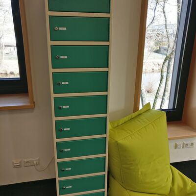 In der Bibliothek gibt es die M&ouml;glichkeit, die eigenen mobilen Ger&auml;te gesichert aufzuladen.