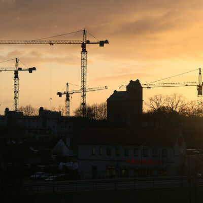 Die Baukr�ne sind schon weg, der Alte Speicher sollte es nach dem Willen der Bauherren auch sein - jetzt hat der Besitzer gewechselt: das historische Bauwerk soll zum Wohnkomplex umgebaut und der Silhouette Oranienburgs erhalten bleiben.
