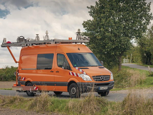 Messfahrzeuge, ausgestattet mit speziellen Kameras, fuhren 420 Kilometer befestigte Stra�en und unbefestigte Wege - sie sammelten Daten �ber deren Zustand f�r das Stra�enausbauprogramm der Stadt Oranienburg..