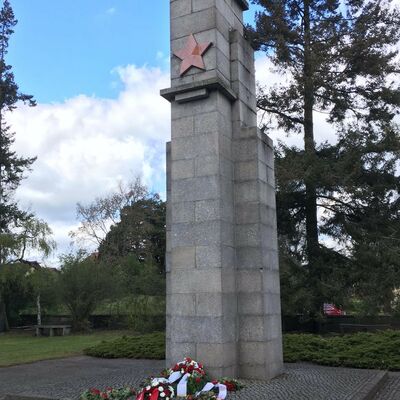 Gedenken am sowjetischen Ehrenmal zum Tag der Befreiung am 8. Mai 1945