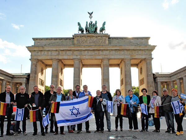 Oranienburg steht zur Solidarit�t mit Israel: Rund 30 Menschen aus der Havelstadt nahmen am 20. Mai an der zentralen Kundgebung vor dem Brandenburger Tor teil 
(Foto: Die ersten Oranienburger Teinehmer/innen versammeln sich am Kundgebungsort)