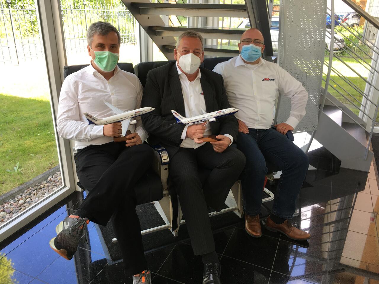 B&uuml;rgermeister Alexander Laesicke zu Besuch bei Gesch&auml;ftsf&uuml;hrer Ralf T&ouml;belmann (Mitte) und Technischem Leiter Sebastian M&ouml;schler (rechts)