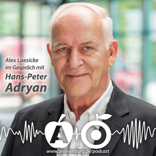 Hans-Peter Adryan, einer der bekanntesten und erfolgreichsten Unternehmer Oranienburgs nach der Wende, im Gespr�ch mit B�rgermeister Alexander Laesicke.