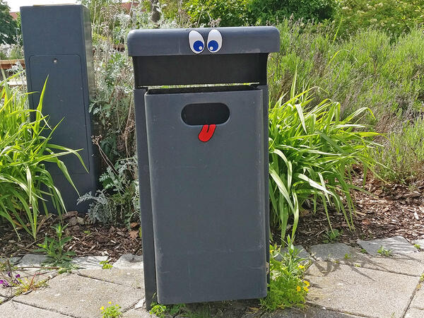 M�lleimer am B�rgerzentrum, der bereits vom jetzigen Projektteam des Jugendforums gestaltet wurde.