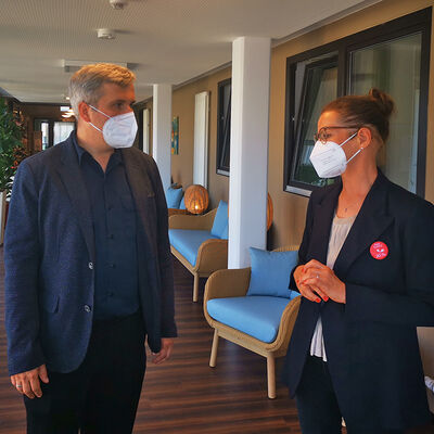 B�rgermeister Alexander Laesicke besuchte die Oranienburger Pflegeeinrichtung �domino world�, hier im Gespr�ch mit Vorstand Dr. Petra Thees.